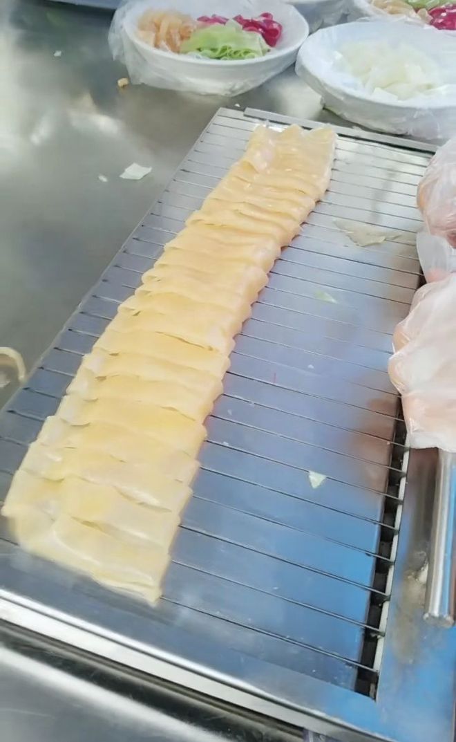 小伙自创“五彩凉皮”现做现卖一天卖200多份几尊龙凯时网站十年首次见(图1)