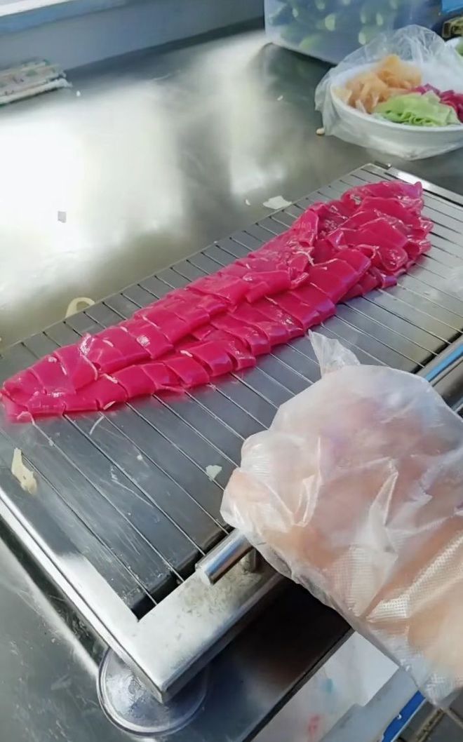 小伙自创“五彩凉皮”现做现卖一天卖200多份几尊龙凯时网站十年首次见(图2)