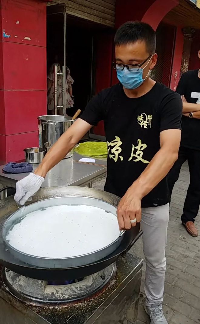 小伙自创“五彩凉皮”现做现卖一天卖200多份几尊龙凯时网站十年首次见(图4)