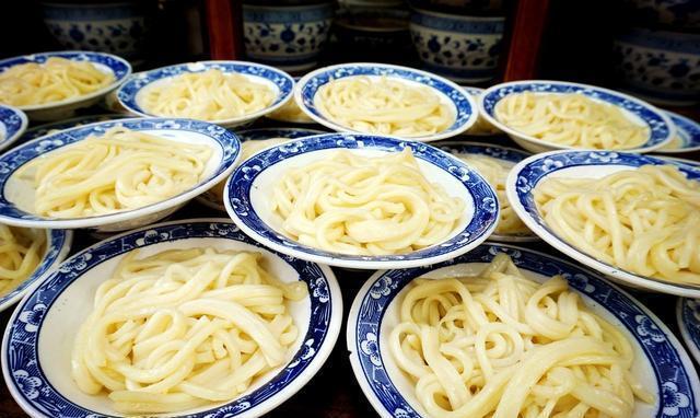 尊龙 凯时官网圆形凉皮机在成都地区春暖花开(图2)